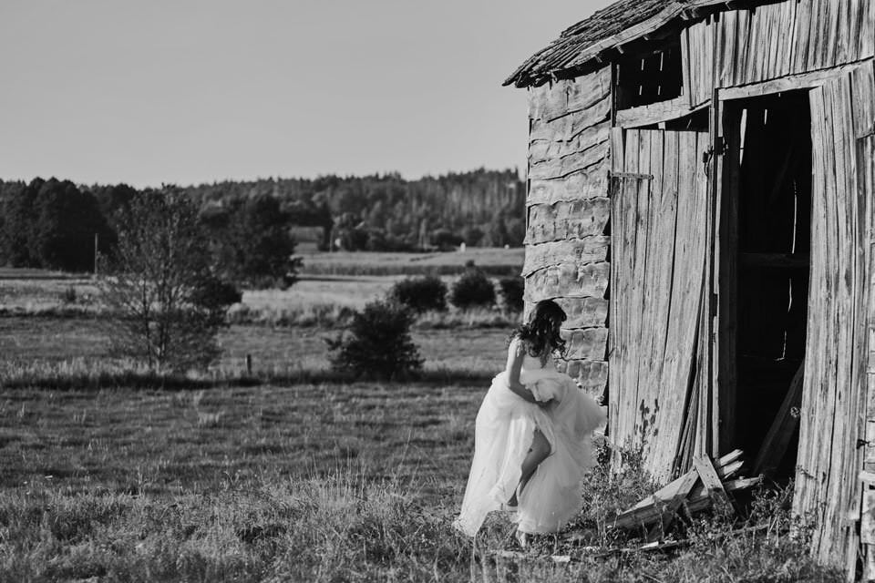 sesja ślubna w stodole