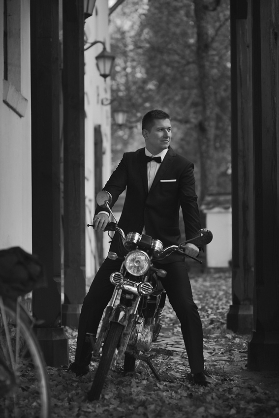 meski-portret-slubny-klasyczny-motocykl 3 Portret pana młodego na motocyklu – elegancja i niezależność