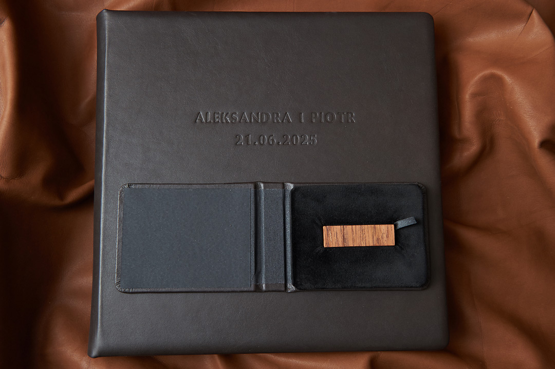 Album + etui na pendrive w tym samym materiale Album ślubny i etui na pendrive w tym samym materiale – elegancki komplet