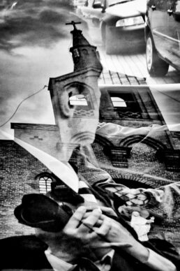 Symboliczne odbicie fotografa w szybie – warstwy światła, architektury i pamięci. Krawcy Wizerunku.